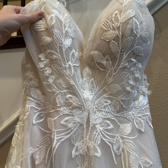 WEDDING DRESS NEVER WORN & NO PREVIOUS ALTERATIONS - Picture 3 of 14
